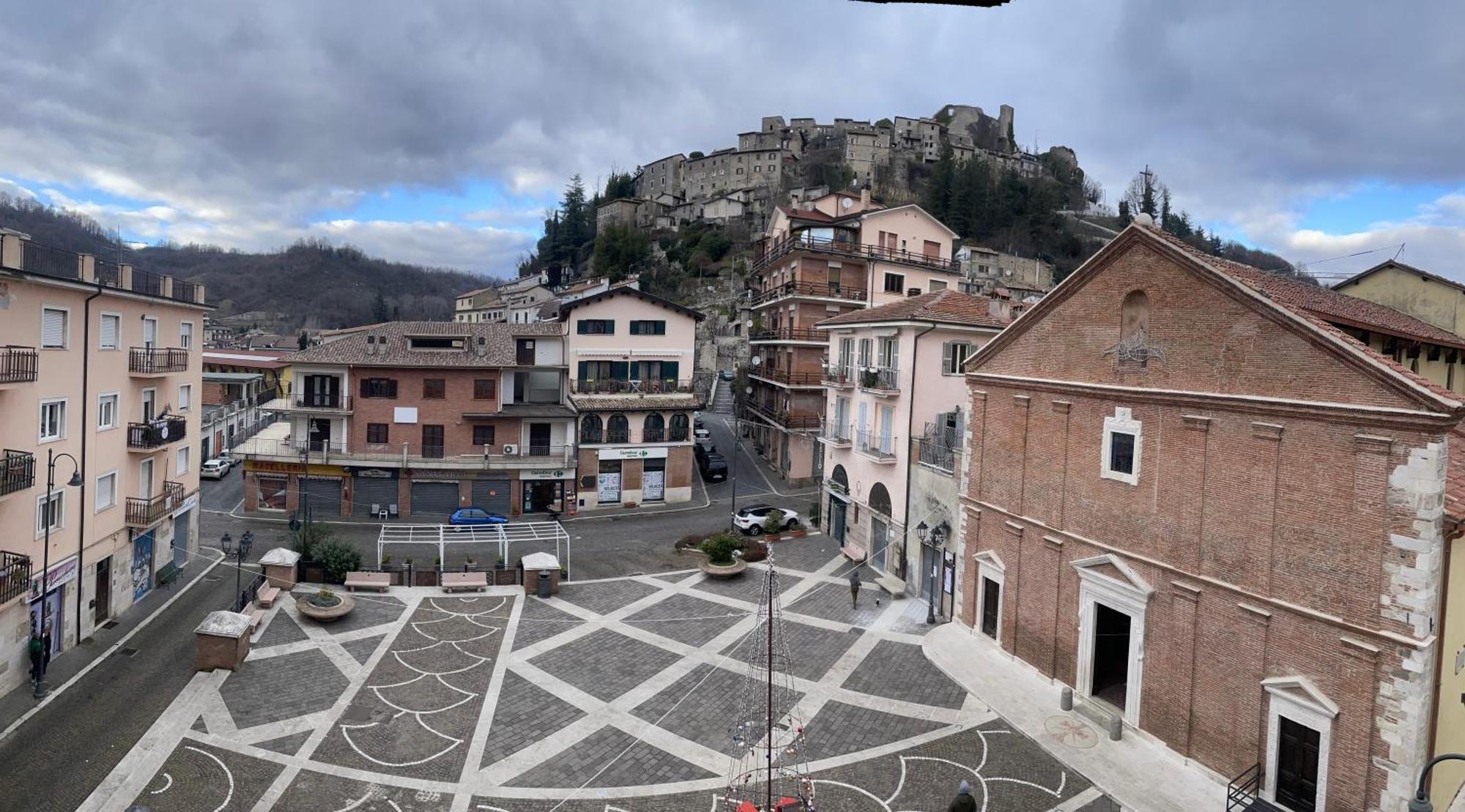 Al Campanile Centro Storico Ampio Luminoso E Panoramico Appartamento Trilocale Carsoli Exterior photo